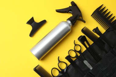 Renk arkaplan üzerinde kuaför araçları kümesi