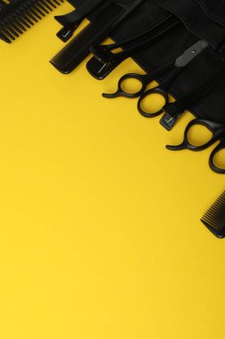 Gri arka planda sarı plastik kıyafetler, üst manzara.