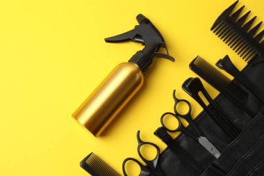 Profesyonel kuaför araçlar renk arka plan üzerinde