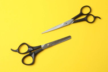 Renk arkaplanındaki saç için makas