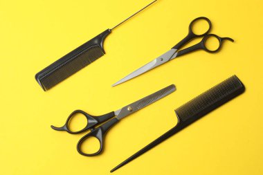 Renkli arka planda profesyonel kuaför araçları