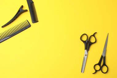 Renkli arka planda tarak ve makaslı profesyonel kuaför makasları