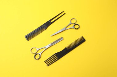 Renkli arka planda kuaför aksesuarları