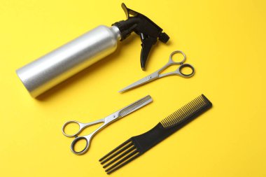 Sarı arka planda kuaför aletleri