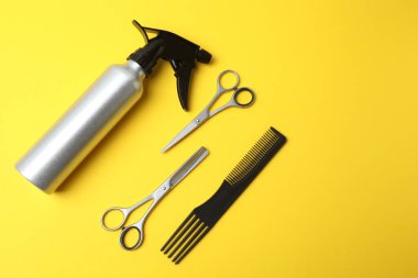 Renk arkaplanındaki kuaför araçları