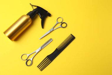 Profesyonel kuaför araçlar renk arka plan üzerinde