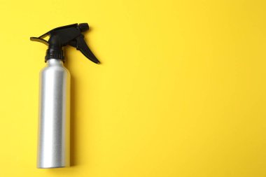 Plastik şişe ve temizleme spreyi pembe arka planda izole edilmiş.