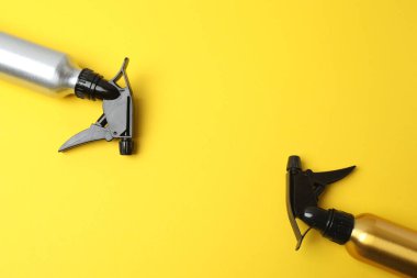 Renkli arka planda profesyonel kuaför araçları