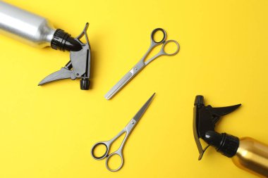 Farklı profesyonel kuaför aletleri seti.