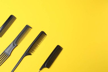 Renk arkaplanındaki kuaför araçları