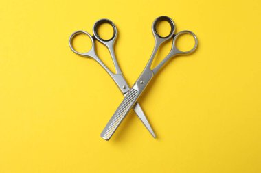 profesyonel makas renk arkaplanında