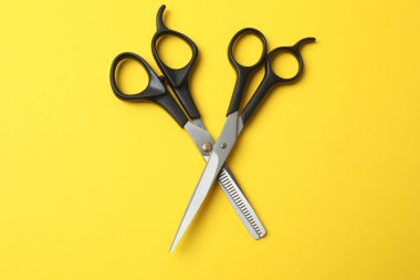 Renkli arka planda kesilmiş makaslar, düz yatış. Kuaför salonu.