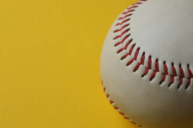 Beyzbol topu renk arkaplanında izole