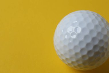 Sarı zemin üzerinde golf topu