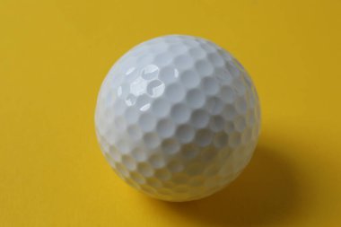 Sarı zemin üzerinde golf topu