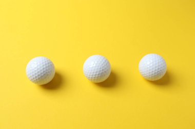 Sarı zemin üzerinde golf topu