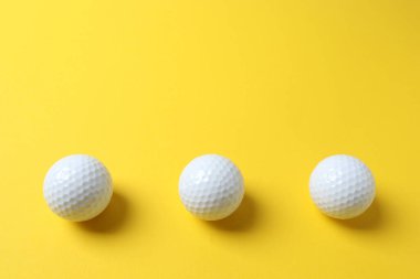 Fotokopi alanı olan turuncu arkaplan üzerindeki golf topları