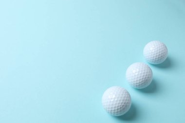 Yeşil arka planda golf topu. Boşluğu kopyala.