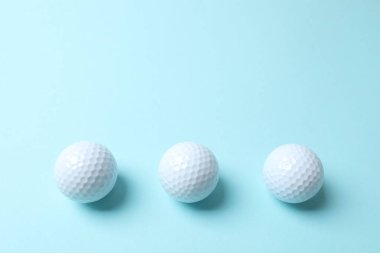 Renkli arka planda golf topu