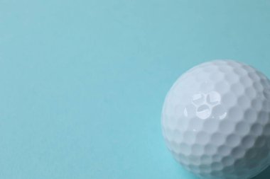 Golf topunun arka planında renk var. golf sopası.
