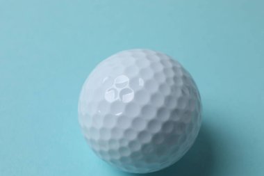 Golf topu renk arkaplanında izole