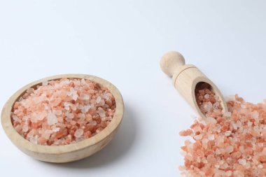 tuz, deniz tuzu, Himalaya tuzu beyaz tabakta.