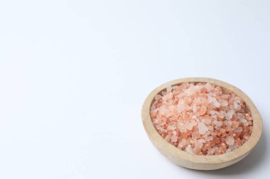 kapta beyaz zemin üzerine deniz tuzu