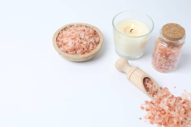 beyaz arkaplanda tuz, biber ve deniz tuzu.