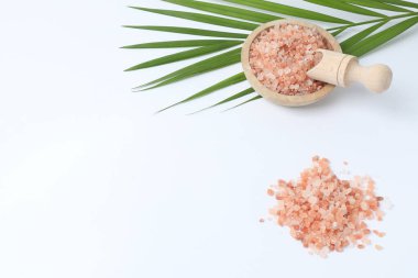 Beyaz ahşap zemin üzerinde palmiye yaprakları olan deniz tuzu