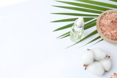 Tuzlu spa kompozisyonu, hafif arka planda havlu..