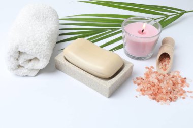 Beyaz arkaplanda spa tedavisi için bileşim