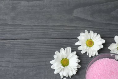 Banyo tuzu ve çiçek ahşap arka planda