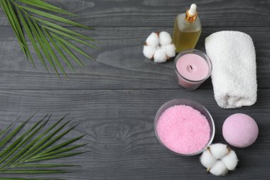 Banyo tuzu, deniz tuzu, orkide çiçekleri ve siyah arka planda sabun içeren spa bileşimi.