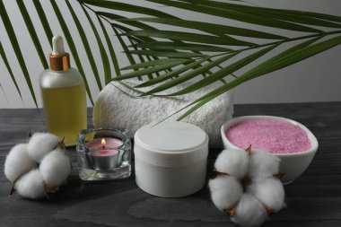 Spa kompozisyonu, doğal kozmetik ürünleri, banyo aksesuarları.