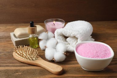 Masada deniz tuzu ve havlu olan spa için kompozisyon