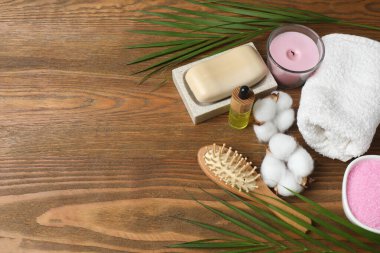 Kozmetik ürünleri ve ahşap arka planda banyo tuzu içeren kompozisyon