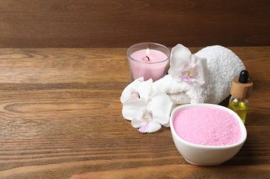 Banyo tuzu, mum ve çiçekli spa kompozisyonu