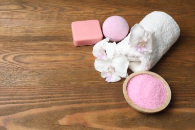 Beyaz arkaplandaki spa nesnelerinin bileşimi