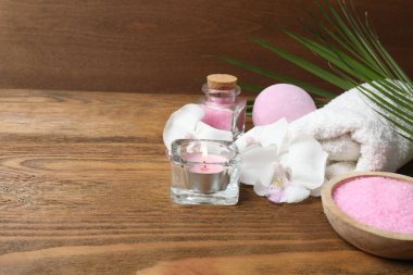 Pembe çiçekli spa ayarları