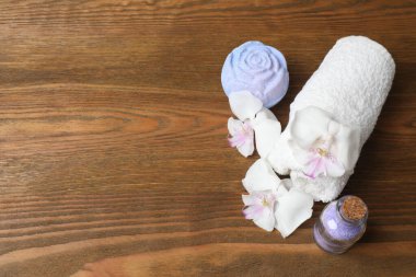 Beyaz havlu, orkide çiçeği ve orkide çiçekli spa konsepti. Üst Manzara. Metin için boşluk.