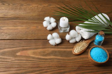 Zen taşları, mum ve çiçek içeren kaplıca kavramı