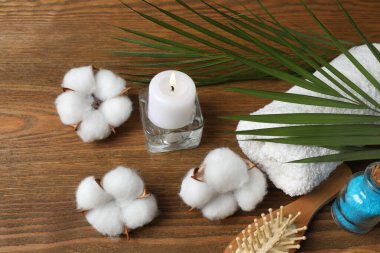 Beyaz çiçekler ve havluyla, ahşap arka planda sade bir yaşam.