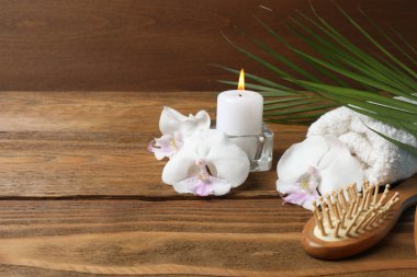 Beyaz zemin üzerinde zambak ile spa ayarı, düz yatıyordu