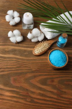 Ahşap arkaplanda farklı spa nesneleri