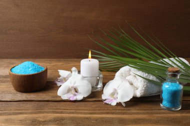 Tahta zemin üzerinde kopyalama alanı olan spa ürünleri.