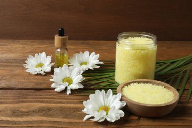 Ahşap arka planda doğal sabunlu spa seti