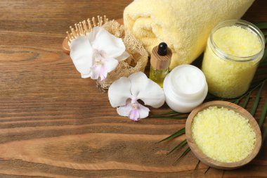 Masanın üzerinde deniz tuzu olan spa kompozisyonu