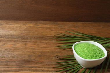 yeşil kibrit çayı, bir kase ve ahşap arka planda bir fincan çay.