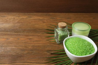 Cam kasede kibrit yeşil çay tozu ve ahşap masada bambu çırpısı. Japon eşleşen yeşil çay konsepti.