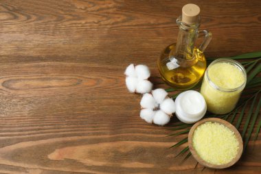 Ahşap zeminde tuz, sabun ve deniz tuzu içeren spa kavramı